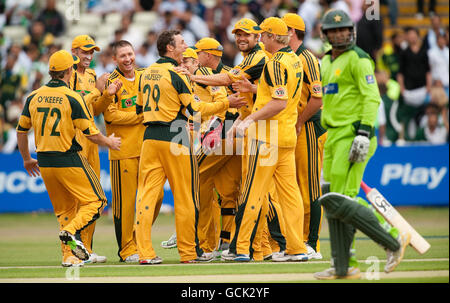 David Hussey en Australie célèbre le rejet du Shahzaib Hasan au Pakistan lors du deuxième match international de Twenty20 à Edgbaston, Birmingham. Banque D'Images