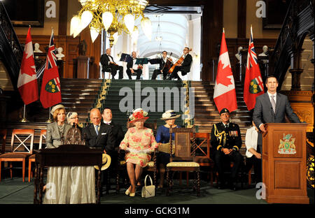 La reine Elizabeth II et le duc d'Édimbourg s'assoient ensemble, tandis que Dalton McGuinty (à droite), premier ministre de l'Ontario, s'adresse à Toronto, au Canada. Banque D'Images