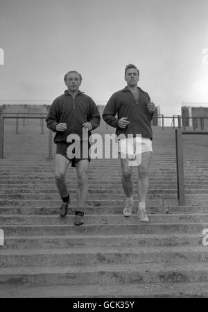Football - Ligue Division 1 - Blackpool entraînement pré-saison - Bloomfield Road.Stanley Matthews, à gauche, avec le compagnon d'équipe George Farm à Bloomfield Road, Blackpool Banque D'Images