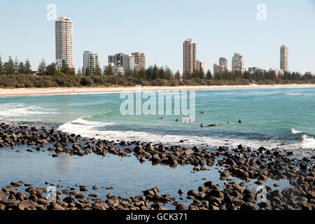 Les surfeurs attendant d'attraper une vague à Burleigh Heads sur la Gold Coast en Australie Banque D'Images