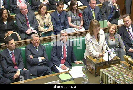 Le chef suppléant du Parti travailliste Harriet Harman (à droite) prend la parole au cours des questions du premier ministre à la Chambre des communes, à Londres. Banque D'Images