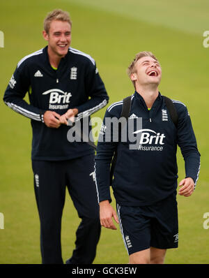 Stuart Broad en Angleterre et Luke Wright (à droite) lors d'une session de filets au pont Trent, à Nottingham. Banque D'Images