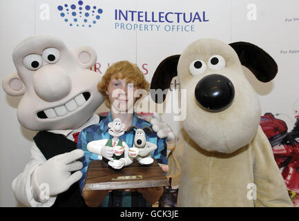 Elliot Cooke, 15 ans, de Southampton, qui a été annoncé comme le gagnant national du groupe d'âge de 12 à 16 ans du concours Wallace & Gromit craquage Ideas de l'Office de la propriété intellectuelle (IPO),Qui a été jugé par Nick Park, créateur de Wallace & Gromit, lors de la cérémonie de remise des prix au manoir St Leonard de Legoland, Windsor. Banque D'Images