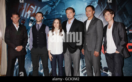 Stars du film (de gauche à droite) Tom Hardy, Joseph Gordon-Levitt, Ellen page, Leonardo DiCaprio, Ken Watanabe et Cillian Murphy lors d'une séance photo pour le film "Inception", à l'hôtel Dorchester, dans le centre de Londres. Banque D'Images