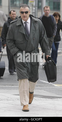 Le journaliste britannique Ian Bailey arrive à la haute Cour de Dublin pour son cas d'extradition suite à l'assassinat de la cinéaste française Sophie Toscan du Plantier. Banque D'Images