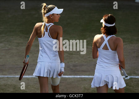 Martina Hingis (r) en Suisse et Anna Kournikova en Russie pendant leur Jeu contre Tracy Austin et Kathy Rinaldi-Stunkel Banque D'Images