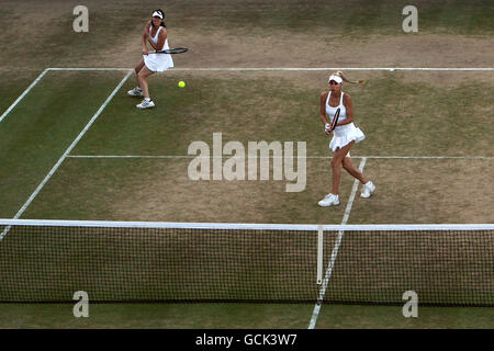 Anna Kournikova (r) de Russie en action sur l'invitation des Dames Match avec Martina Hingis, partenaire suisse, contre Tracy Austin, USA Et Kathy Rinaldi-Stunkel Banque D'Images