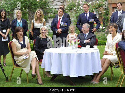 Samantha Cameron, (avant gauche), épouse du Premier ministre britannique David Cameron, écoute les discours avec (assis de gauche à droite) la veuve Christina Schmid, le prince Andrew et la présentatrice de télévision britannique Kate Silverton, lors d'une réception à Downing Street, dans le centre de Londres. Banque D'Images