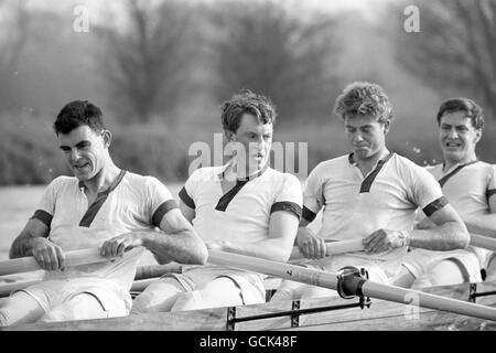 Eton trio C.M Davis, à gauche, P.C.D Burnell, au centre, et Tobias William Tennant, deuxième à droite, lors d'une pratique d'Oxford sur le tideway en préparation à la course de bateaux inter-Varsity. Banque D'Images