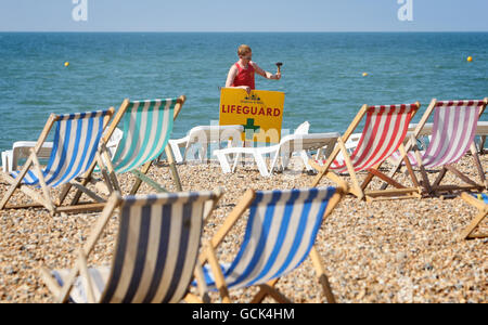 Un sauveteur met un panneau sur la plage de Brighton, à Brighton, dans le Sussex, car une grande partie de l'Angleterre se prépare pour un week-end de temps chaud. Banque D'Images