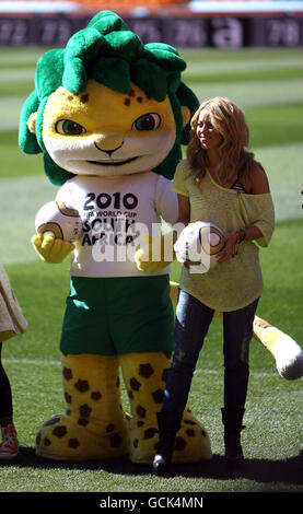 Football - coupe du monde de la FIFA 2010 Afrique du Sud - finale - pays-Bas / Espagne - ville de football.Singer Shakira détient le ballon de finale de la coupe du monde à l'intérieur de Soccer City avec la mascotte Zakumi Banque D'Images
