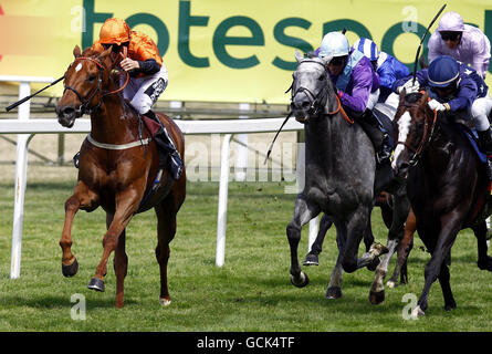 Premio Loco, monté par George Baker (à gauche), remporte clairement les totesport.com points du mille d'été lors du toteSport Summer Mile Day à l'hippodrome d'Ascot, à Ascot. Banque D'Images