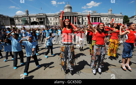 T-Mobile Big Dance 2010.Les membres du public participent à T-Mobile Big Dance 2010 à Trafalgar Square. Banque D'Images