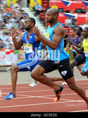 Athlétisme - Aviva British Grand Prix - Gateshead Stadium.Tyson gay (à gauche) bat Asafa Powell lors de la finale de 100m lors du Grand Prix de Grande-Bretagne d'Aviva au stade Gateshead, à Gateshead. Banque D'Images