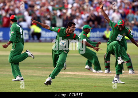 Le Bangladesh Shafiul Islam célèbre le rejet de l'Angleterre Jonathan Trott pour revendiquer la victoire lors de la deuxième internationale One Day au County Ground, Bristol. Banque D'Images