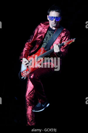 Matt Bellamy, de Muse, en tête de la scène principale le troisième jour du festival de musique d'Oxegen au cours de course de Punchestown à Co Kildare, en Irlande. Banque D'Images