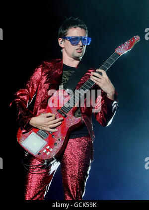 Matt Bellamy, de Muse, en tête de la scène principale le troisième jour du festival de musique d'Oxegen au cours de course de Punchestown à Co Kildare, en Irlande. Banque D'Images