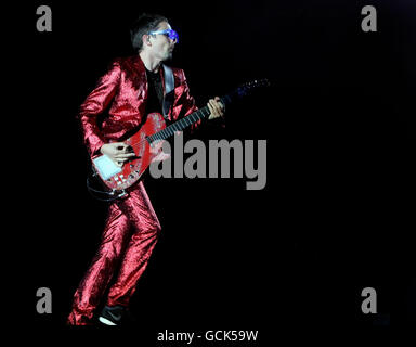 Matt Bellamy, de Muse, en tête de la scène principale le troisième jour du festival de musique d'Oxegen au cours de course de Punchestown à Co Kildare, en Irlande. Banque D'Images