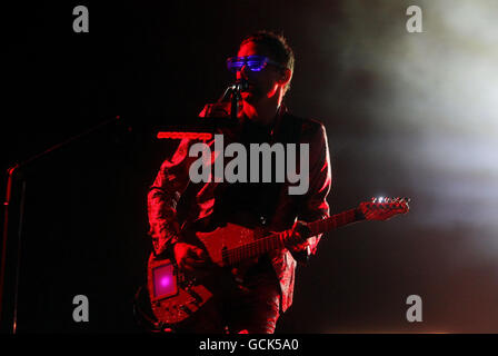 Matt Bellamy, de Muse, en tête de la scène principale le troisième jour du festival de musique d'Oxegen au cours de course de Punchestown à Co Kildare, en Irlande. Banque D'Images