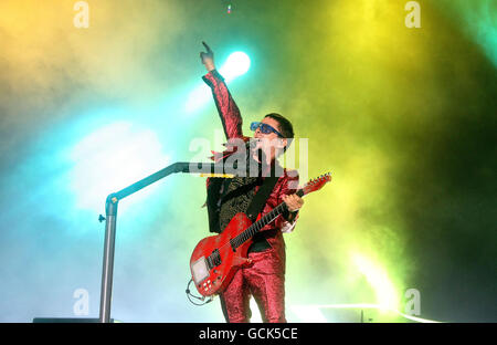 Matt Bellamy, de Muse, en tête de la scène principale le troisième jour du festival de musique d'Oxegen au cours de course de Punchestown à Co Kildare, en Irlande. Banque D'Images