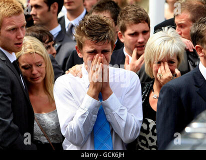 La famille et les amis de Marine David Hart et du Bombardier Samuel Robinson se réunissent à Wootton Bassett pour assister à leur rapatriement. Banque D'Images