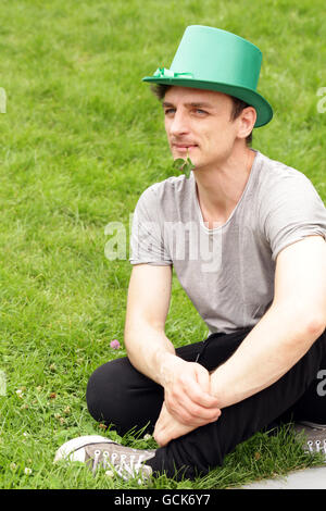 Beau jeune homme dans un chapeau vert - vacances Saint Patrick Banque D'Images