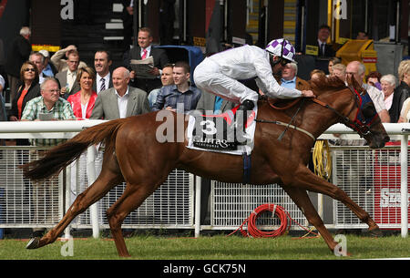 Courses hippiques - Darley Irish Oaks - Lifetime in Racing Achievement Day - Curragh Racecourse.Le suntan, monté par Kevin Manning, remporte le prix Barbara Collins Lifetime Achievement in Racing nursery Handicap à l'hippodrome de Curragh. Banque D'Images