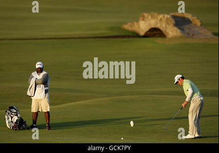 Louis Oosthuizen, d'Afrique du Sud, pute sur le 17e vert pendant Troisième manche du Championnat d'Open 2010 à St Andrews Banque D'Images