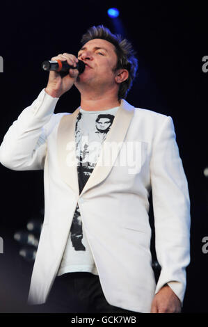 Simon le bon de Duran Duran se produit avec Mark Ronson et Business International à Lovebox, Victoria Park, Londres. Banque D'Images