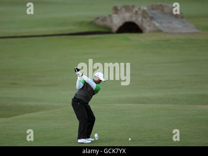 Le Tiger Woods des États-Unis frappe son tee-shirt tiré sur le 18e trou au cours de la deuxième partie du Championnat d'Open 2010 à St Andrews, Fife, Écosse Banque D'Images