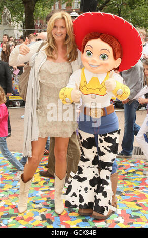 Penny Lancaster arrive à la première britannique de Toy Story 3 à Leicester Square, dans le centre de Londres. Banque D'Images