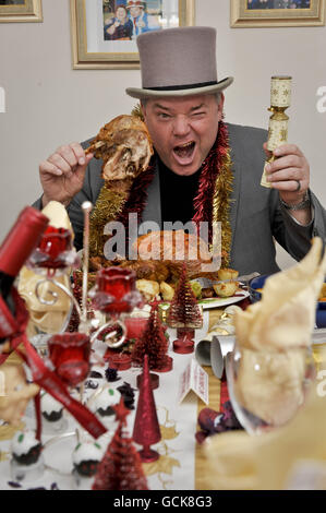 Homme mange le dîner de Noël 6000E Banque D'Images