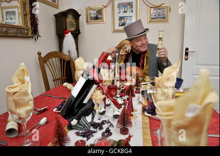 Andy Park (alias M. Christmas) mange son 6000e dîner de Noël chez lui à Melksham, dans le Wiltshire. Banque D'Images