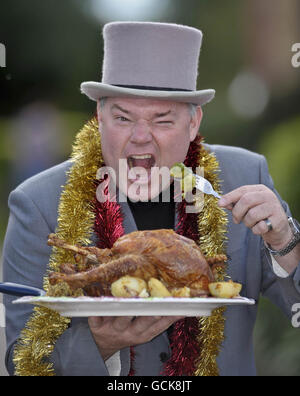 Homme mange le dîner de Noël 6000E Banque D'Images