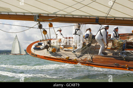 Le 1923 William Fife 19 mètres Mariquita mène Wings (à gauche) au début du troisième jour de la British Classic Yacht Club Panerai Cowes Regatta sur le Solent. Banque D'Images