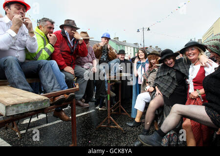 Les concurrents participent à une compétition de sifflement de loup à Irvinestown Co Fermanagh. Banque D'Images