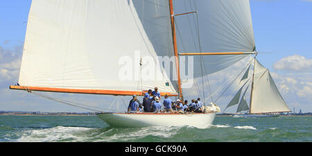 Le 1923 William Fife 19 mètres Mariquita (à droite) est poursuivi par Wings le troisième jour de la British Classic Yacht Club Panerai Cowes Regatta sur le Solent. Banque D'Images