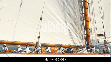 L'équipage du 1923 William Fife 19 mètres Mariquita se hante dans la voile tandis qu'ils empègent le bateau le troisième jour de la British Classic Yacht Club Panerai Cowes Regatta sur le Solent. Banque D'Images