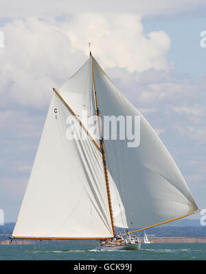 Le 1923 William Fife 19 mètres Mariquita en pleine voile le troisième jour de la British Classic Yacht Club Panerai Cowes Regatta sur le Solent. Banque D'Images