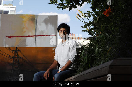 L'artiste basé à Hammersmith Prinul Patel devant son œuvre Pylon (ii) sur le toit du Lyric Theatre pour le HammersmitthLondon Up on the Roof Launch. Banque D'Images