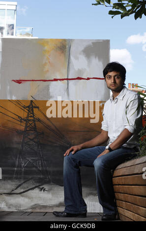 L'artiste basé à Hammersmith Prinul Patel devant son œuvre Pylon (ii) sur le toit du Lyric Theatre pour le HammersmitthLondon Up on the Roof Launch. Banque D'Images