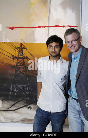 L'artiste basé à Hammersmith Prinul Patel avec Jeremy Vine devant son œuvre Pylon (ii) au Lyric Theatre pour le HammersmitthLondon Up on the Roof Launch. Banque D'Images