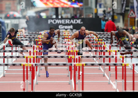 (Gauche-droite) Lawrence Clarke en Grande-Bretagne, Terrence Tramell aux États-Unis, Andy Turner en Grande-Bretagne et Richard Phillips en Jamaïque dans les 100m haies hommes pendant les Grands CityGames BUPA 2010 à Manchester. Banque D'Images