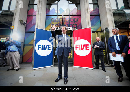 Richard Desmond, président et propriétaire de Express Newspapers et OK! Magazine, vient d'acheter le réseau de télévision britannique Channel Five, quitte leurs bureaux dans le centre de Londres. Banque D'Images