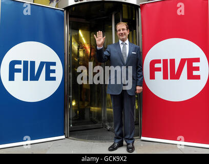 Richard Desmond, président et propriétaire de Express Newspapers et OK! Magazine, vient d'acheter le réseau de télévision britannique Channel Five, quitte leurs bureaux dans le centre de Londres. Banque D'Images