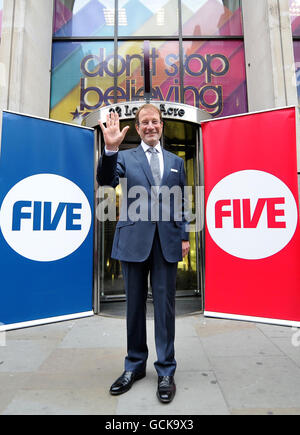 Richard Desmond, président et propriétaire de Express Newspapers et OK! Magazine, vient d'acheter le réseau de télévision britannique Channel Five, quitte leurs bureaux dans le centre de Londres. Banque D'Images