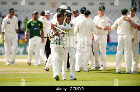 Le Mohammad Aamer du Pakistan avec Azhar Ali célèbre l'Australie lors du deuxième match d'essai au terrain de cricket de Headingley, à Leeds. Banque D'Images