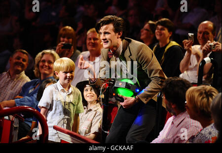 L'acteur Matt Smith fait une apparition au Doctor Who Proms, qui présente de la musique de l'Orchestre National de la BBC du pays de Galles et des voix du National Philharmonic Choir, dans le cadre de la saison des Proms de la BBC au Royal Albert Hall de Londres. Banque D'Images