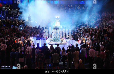 Un Dalek fait une apparition au Doctor Who Proms, qui présente de la musique de l'Orchestre National de la BBC du pays de Galles et des voix du National Philharmonic Choir, dans le cadre de la saison des Proms de la BBC au Royal Albert Hall de Londres. Banque D'Images