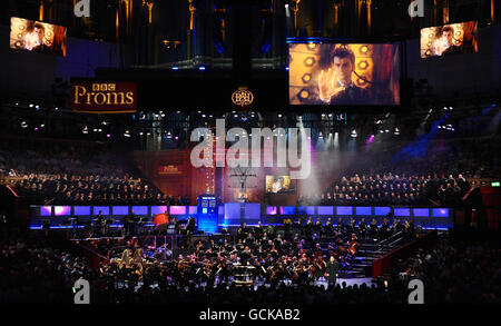 The Doctor Who Proms, qui a présenté de la musique de l'Orchestre National de la BBC du pays de Galles et des voix du National Philharmonic Choir, dans le cadre de la saison des Proms de la BBC au Royal Albert Hall de Londres. Banque D'Images